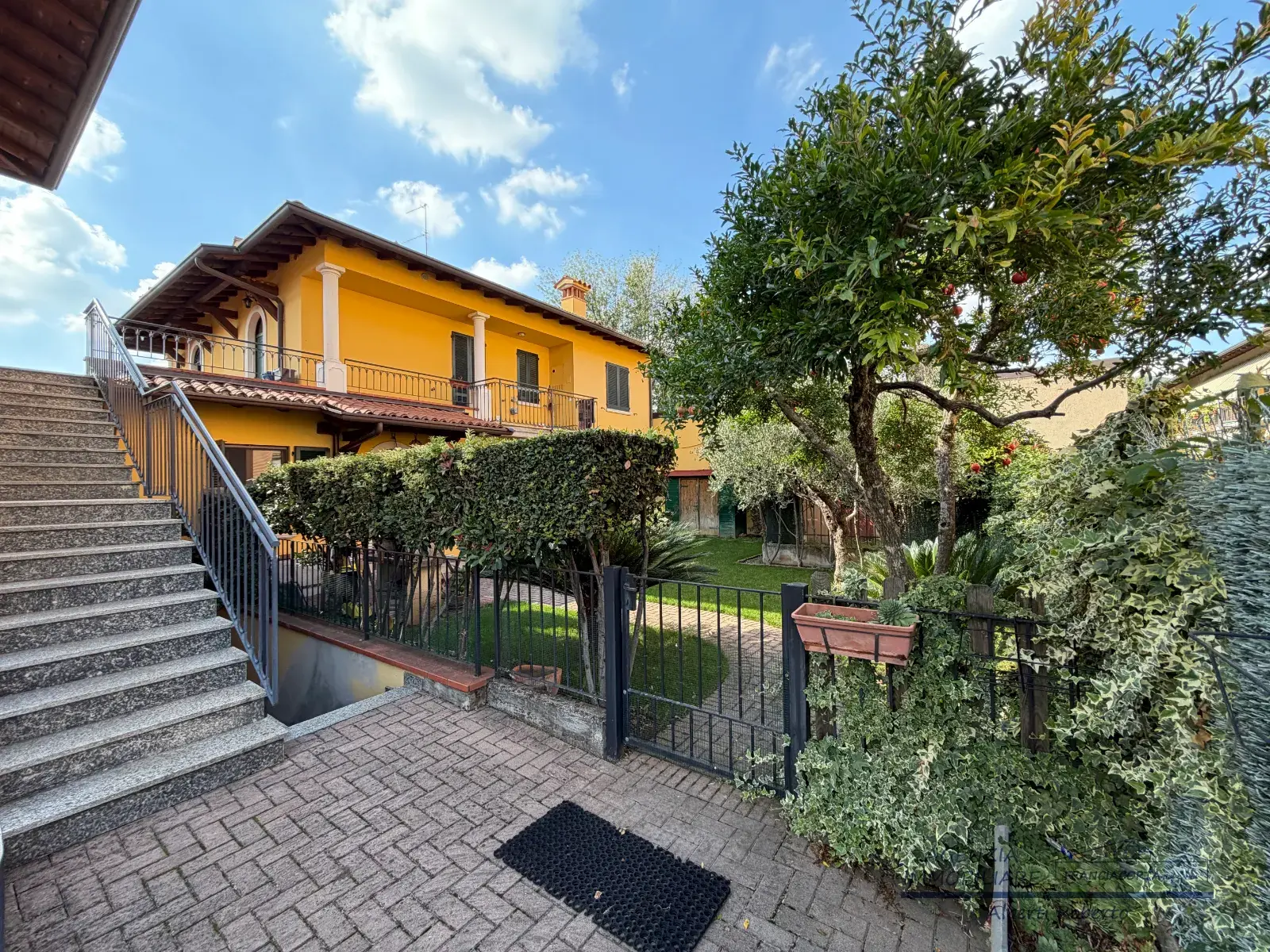 Ampio appartamento con giardino privato, taverna e box — foto 1