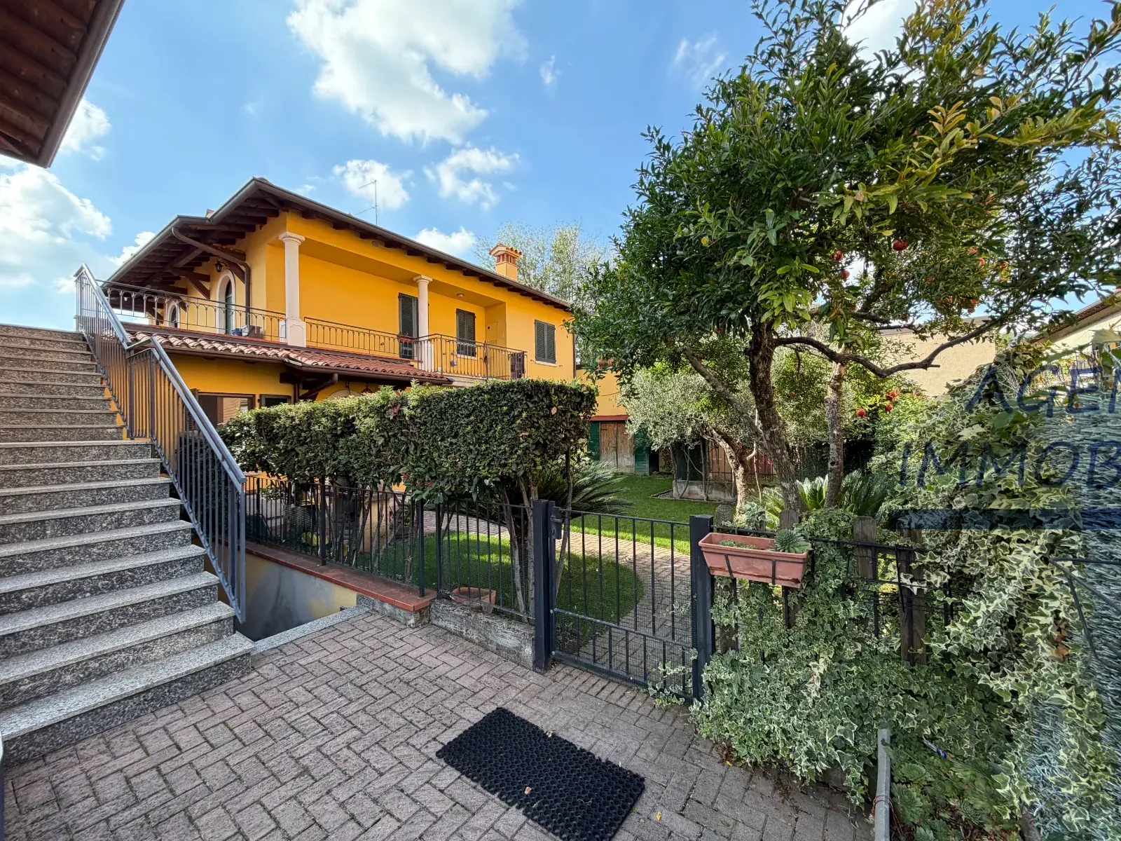 Ampio appartamento con giardino privato, taverna e box — foto 1