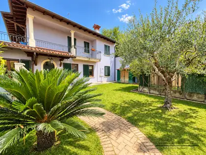Ampio appartamento con giardino privato, taverna e box