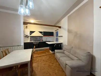 Ampio trilocale arredato con balcone