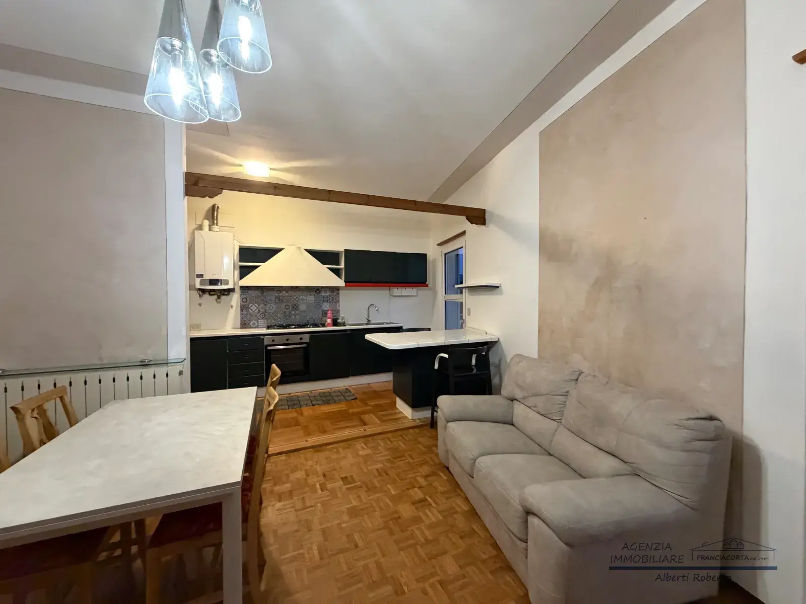 Ampio trilocale arredato con balcone — foto 1